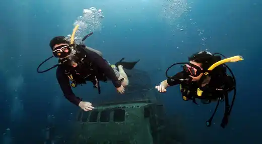 Divers completing the SSI Advanced Open Water Diver course during a wreck dive at Echo Divers Koh Tao.