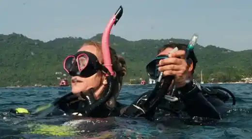Rescue course student practising in-water rescue breaths on a diver during the SSI Stress & Rescue course at Echo Divers Koh Tao.