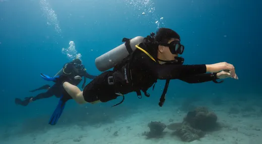 Diver performing an underwater compass swim during the SSI Navigation Specialty course at Echo Divers Koh Tao.