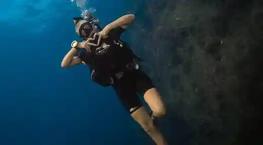 Echo Divers Koh Tao SSI Open Water student underwater at a dive site in Koh Tao, Thailand